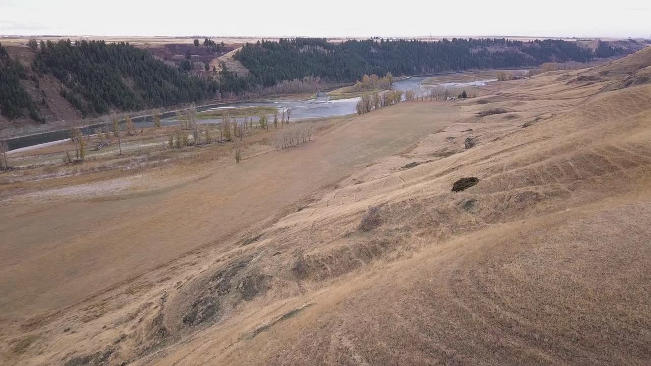 공중: 프레리 강 계곡의 마른 잔디 언덕을 가로지르는 게임 트레일