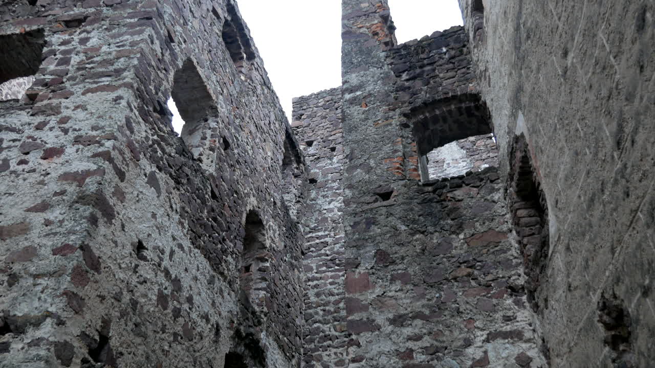 ruinas del castillo medieval histórico de leuchtenburg, castelchiaro en italia durante el día
