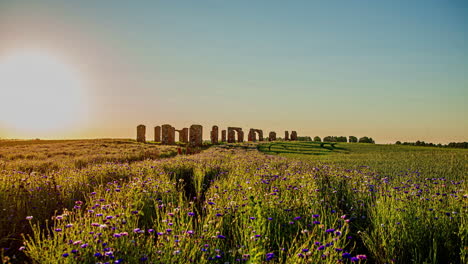 Hermoso-Campo-De-Cereales-Al-Atardecer-Con-Una-Enorme-Casa-De-Piedra-En-Medio-Del-Campo