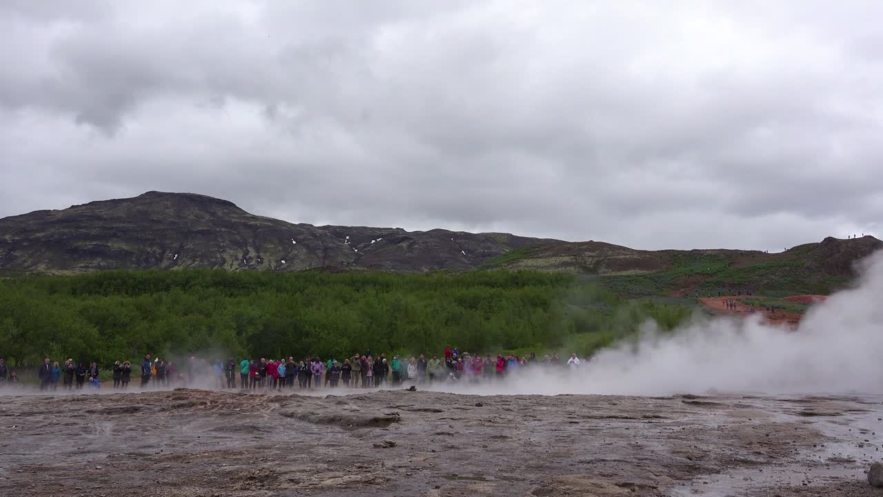 el famoso géiser strokkur geysir de islandia entra en erupción con los turistas observando