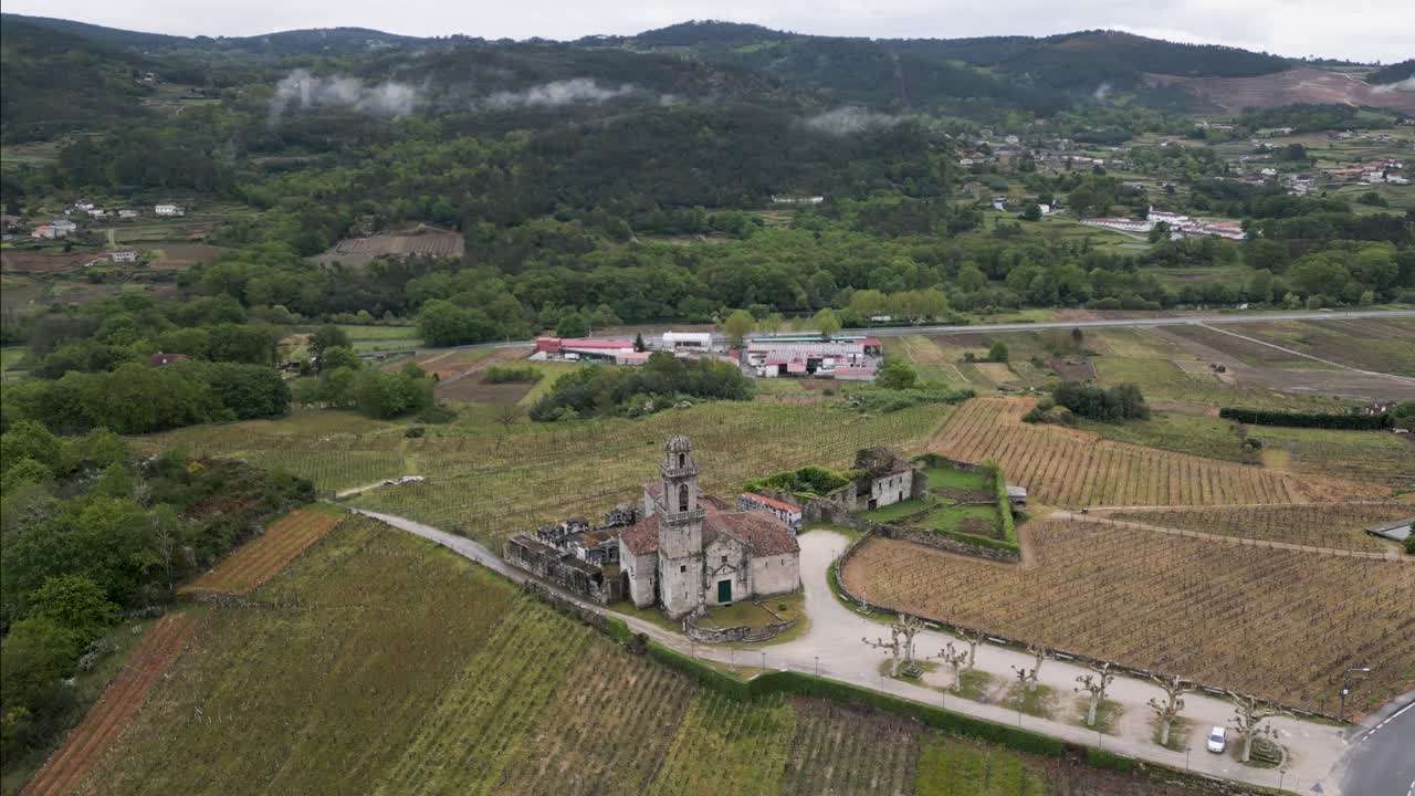 iglesia de santa maría de beade en medio de viñedos, ourense españa - aérea