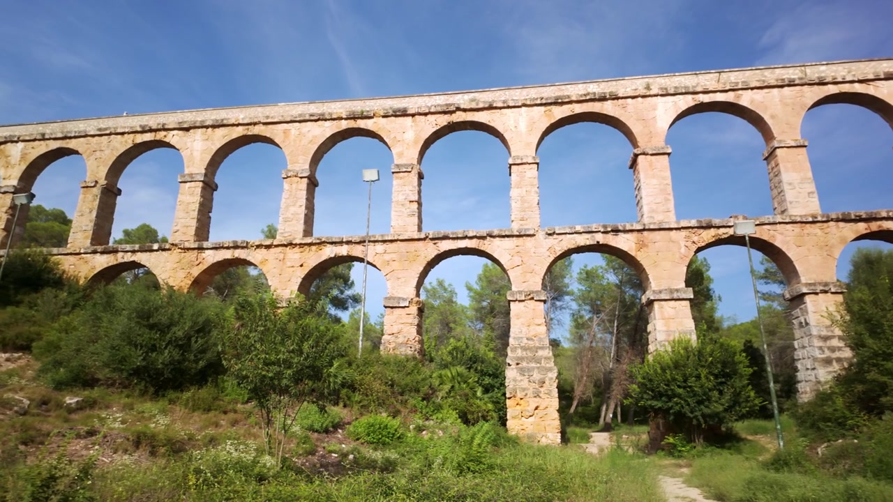 Aqueduc romain de Tarragone sous un ciel bleu