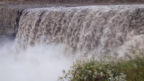 Poderosa-Agua-Que-Fluye-Sobre-La-Cascada-De-Detifoss-En-El-Parque-Nacional-Vatnajokull-En-Islandia