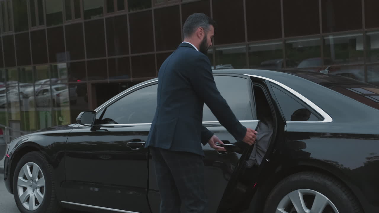 conductor masculino abriendo la puerta para la mujer