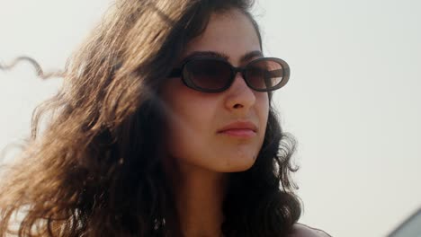 vista de perfil de una chica con gafas de sol