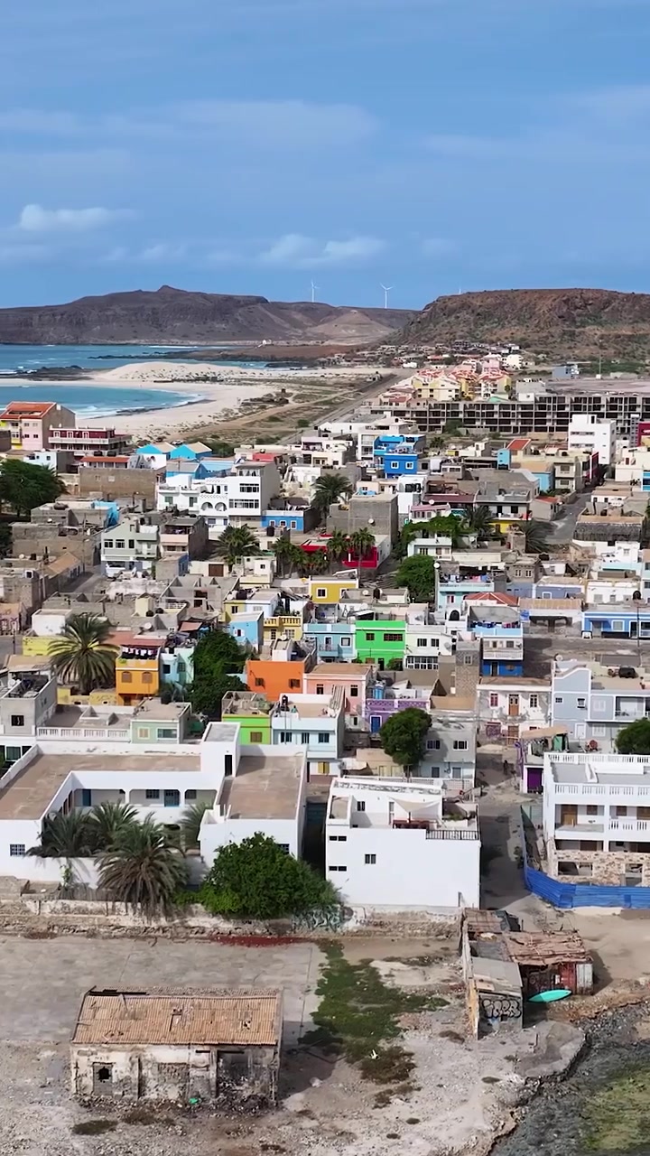 Sal Rei, Isla de Boa Vista, Cabo Verde. Toma vertical con dron de edificios de la ciudad, casas junto al Océano Atlántico.