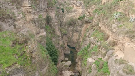 Kippaufnahme-Vom-Ronda-Fluss,-Der-Durch-Das-Tal-Fließt,-Atemberaubende-Steinsteilhänge,-Spanien