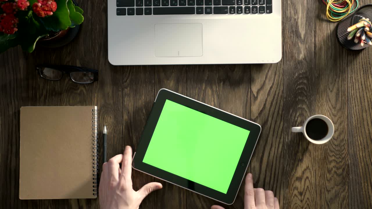 vista superior de la mesa de madera con suministros de oficina