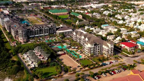 Panorámica-A-La-Derecha-Vista-De-Drones-Del-Henderson-Beach-Resort-And-Spa-En-Destin-Fl