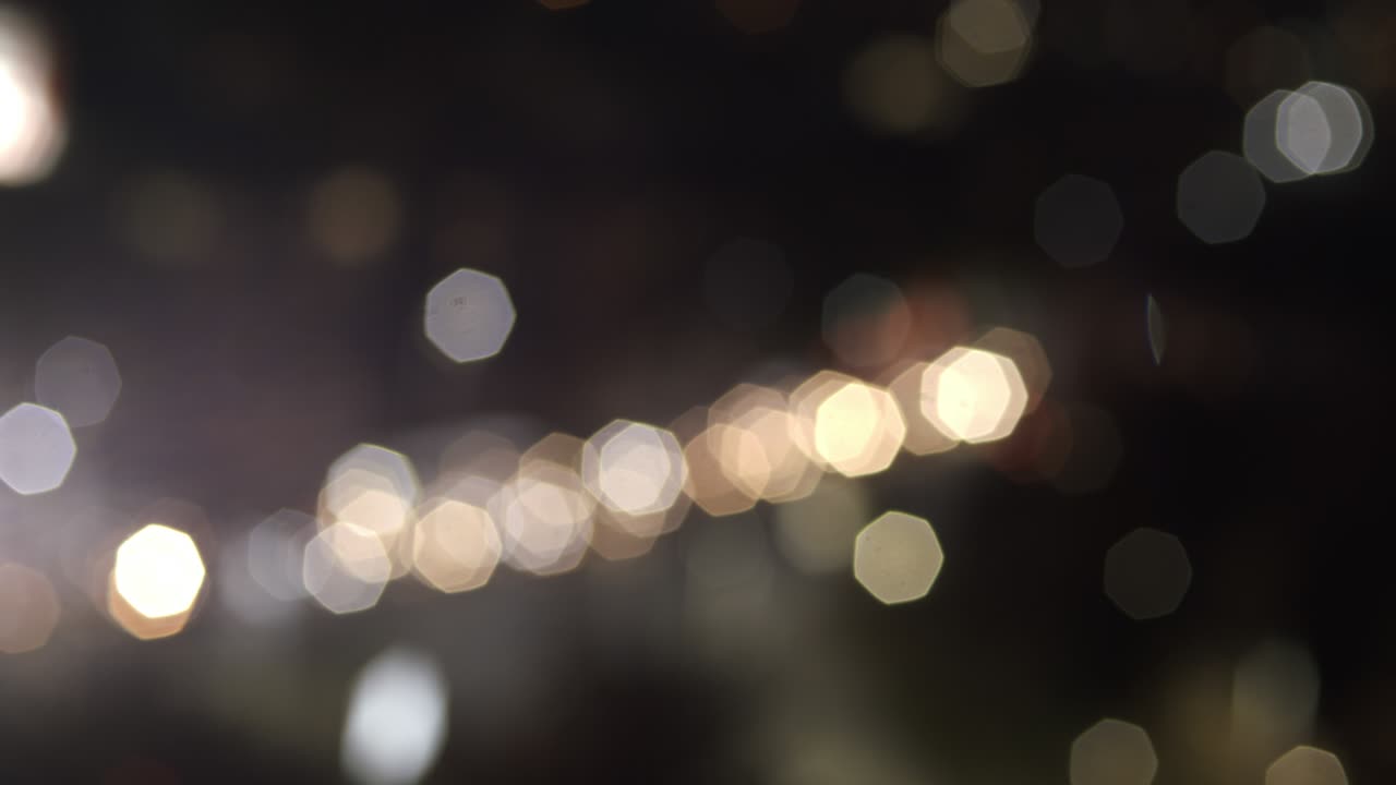 paisaje urbano borroso por la noche - bokeh fuera de enfoque círculos de luz