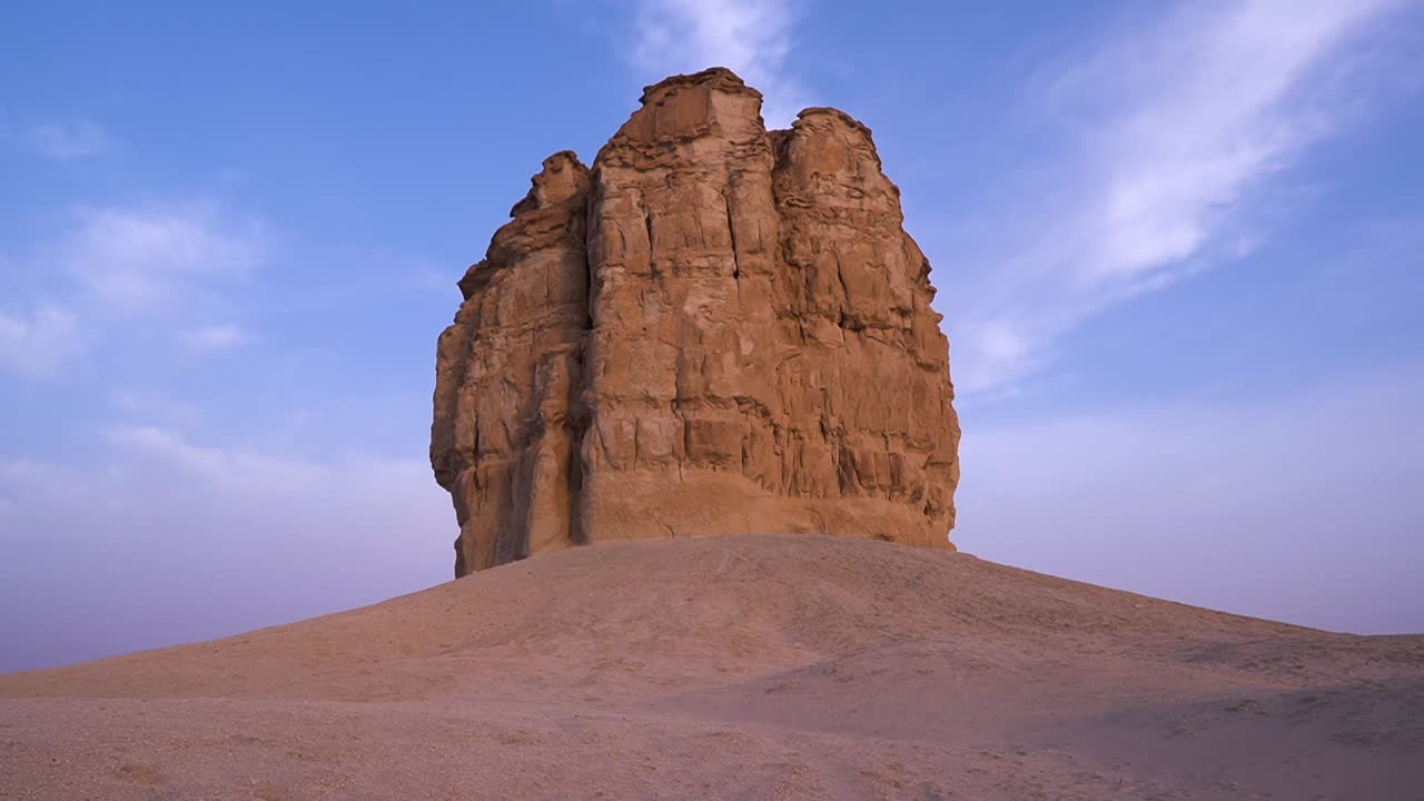 acantilado de arenisca natural en medio del desierto aislado en el cielo azul, vista estática