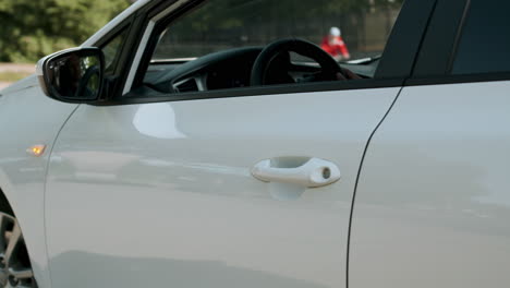 femme conduisant une voiture