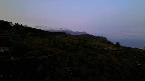 Vista-Aérea-Panorámica-De-La-Costa-De-Amalfi-Con-Pintorescas-Ciudades-Costeras-En-Campania,-Italia