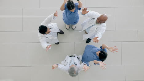 vista desde arriba, manos juntas y médicos