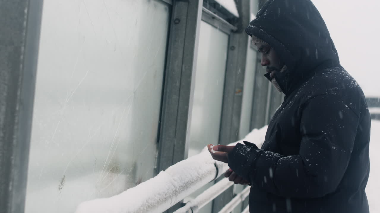 야외에서 혼자 서 있는 남자