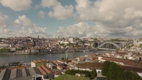 Sobre-Bodegas-En-El-Corazón-De-La-Zona-Histórica-De-Vila-Nova-De-Gaia,-Con-Vistas-Al-Río-Douro-Y-Oporto