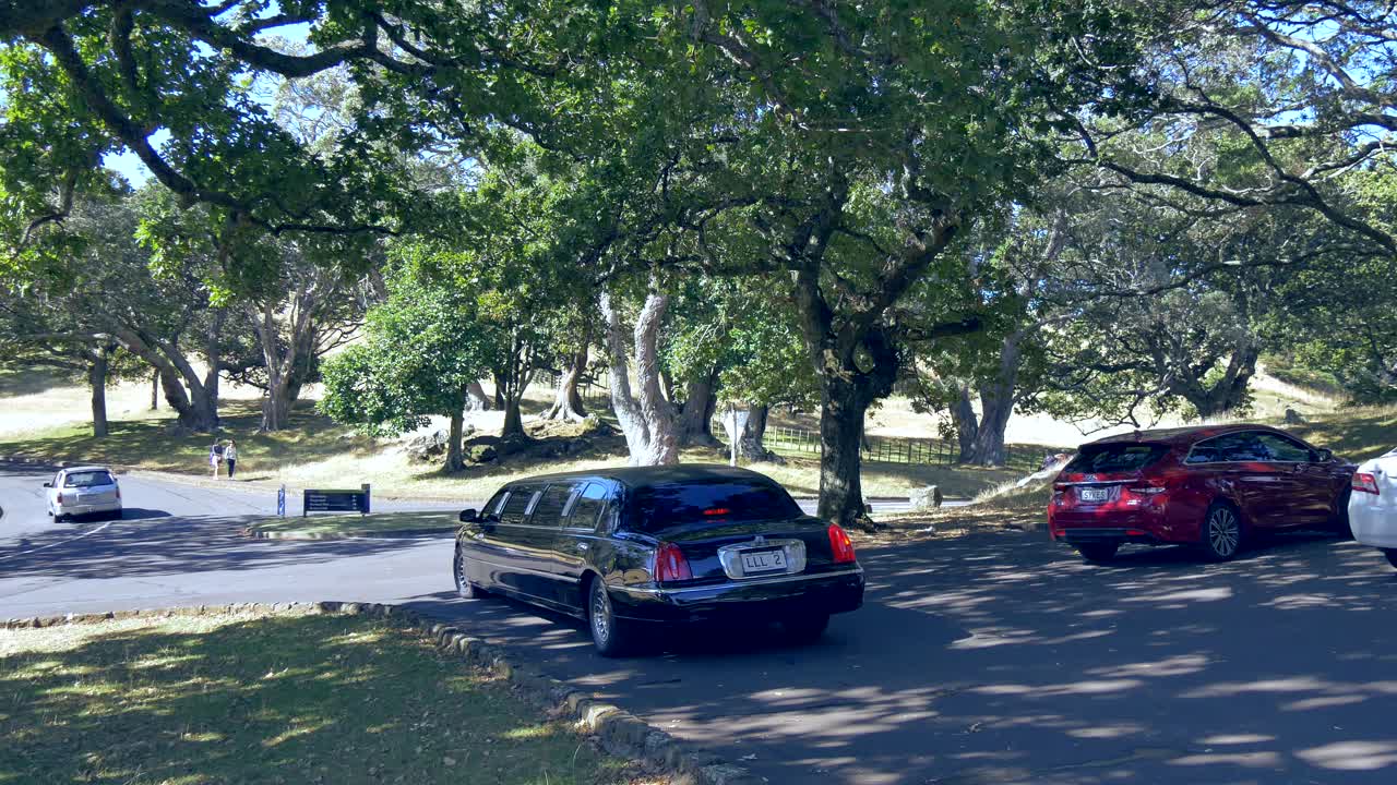 하얀 웨딩 카 또는 리무진의 샷