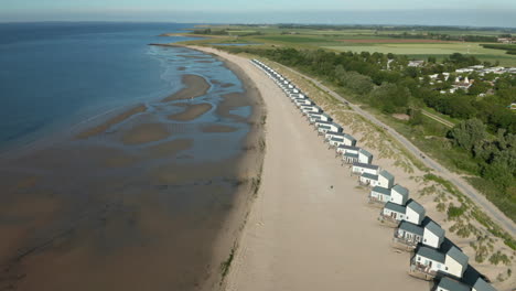 Ferienpark-Direkt-Am-Meer-Strandhäuser-Auf-Dem-Sand-Im-Roompot-Beach-Resort-In-Kamperland,-Niederlande