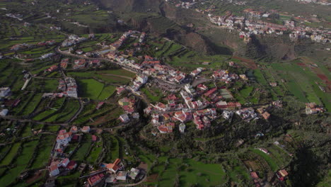 volando sobre la ciudad de valsequillo en la isla de gran canaria en un día soleado