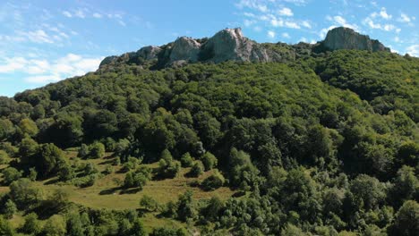 Drone-Lento-Levantando-Frente-Al-Bosque,-Acantilados-Y-Cielo,-Kotel,-Bulgaria---15-De-Octubre-De-2018