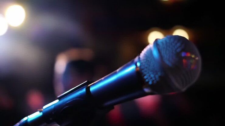 Microfono sul palco durante un'esibizione