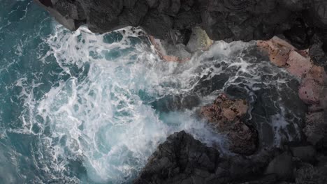 El-Agua-Del-Océano-Azul-Acuático-Circula-En-Calas-De-Roca-De-Lava-A-Lo-Largo-De-La-Costa-Gris-De-Hawai