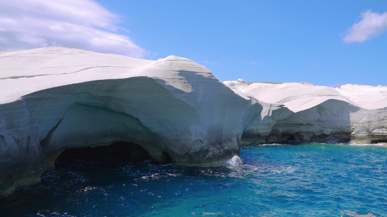 movimiento lento de los acantilados de tiza blanca en la playa de sarakiniko, isla de milos, cícladas, grecia. primer plano