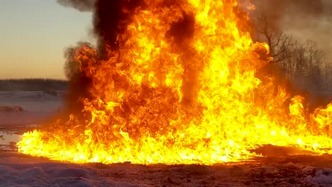 enorme fuego de aceite ardiendo y arrojando enormes nubes de humo negro al cielo
