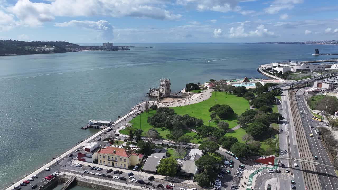 Torre di Belém a Lisbona, nel distretto di Lisbona, Portogallo. Castello costiero. Paesaggio fortificato. Torre di Belém a Lisbona, Portogallo. Edificio medievale. Punto di riferimento turistico. Skyline del Portogallo.