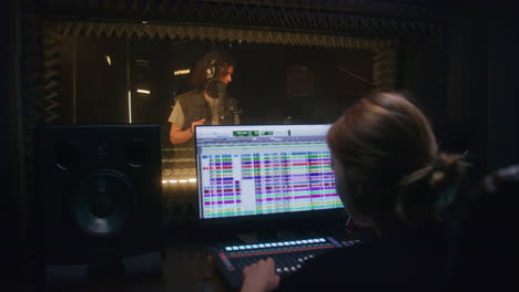 músico grabando en un estudio profesional