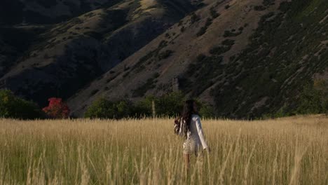 Joven-Hermosa-Mujer-Caminando-Disfrutando-De-Vistas-Panorámicas-De-La-Naturaleza