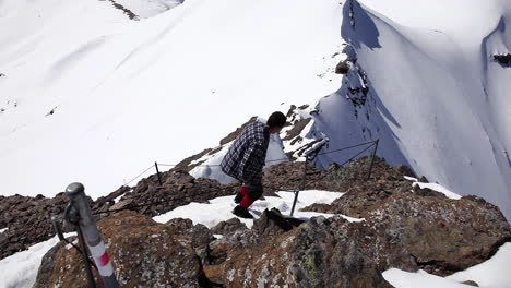 Dar-Un-Salto-Cuesta-Abajo-Arriesgado-En-Abyss-Switzerland-Peak