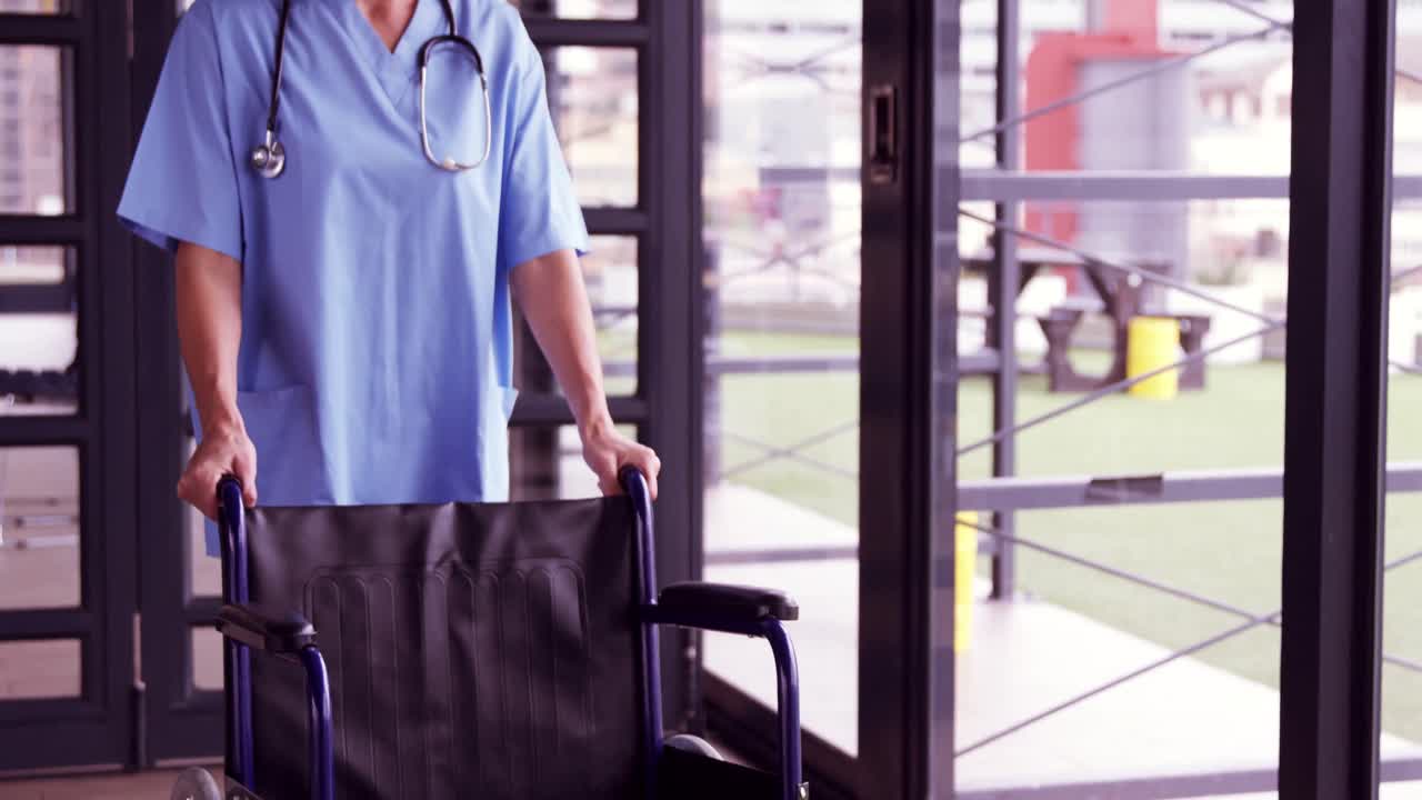 enfermeiros que trazem cadeiras de rodas