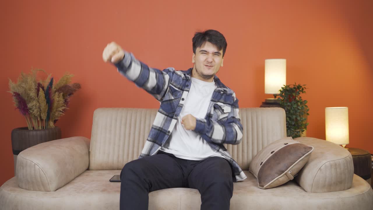 기 ⁇ 으로 가득 찬 행복한 춤추는 남자.