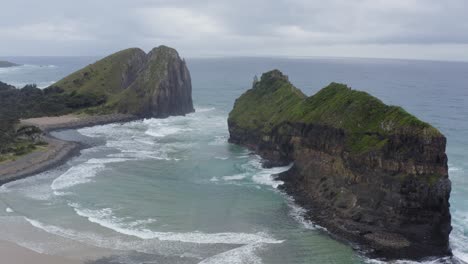 Drohne-Fliegt-Seitlich-In-Richtung-Loch-In-Der-Wand-Und-Grüne-Felsklippen-Im-Indischen-Ozean,-Südafrika