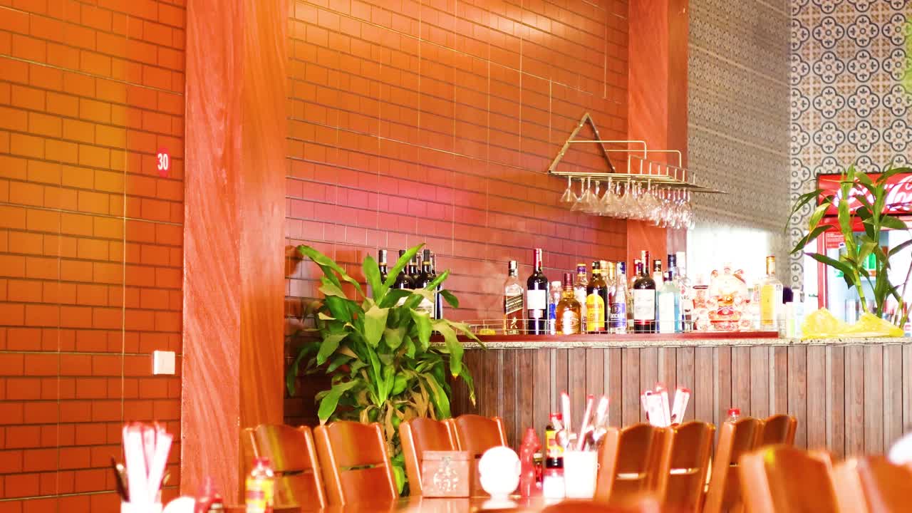 un ambiente acogedor de bar con plantas y botellas