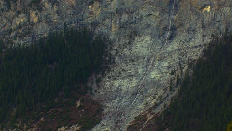 Pequeña-Cascada-En-La-Ladera-De-La-Montaña