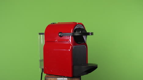 máquina nespresso haciendo café frente a la pantalla verde croma