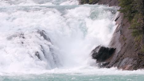 Unmöglicher-Fluss-Linke-Linie-Im-Nebligen-Monochrom-Klasse-V-Wildwasserfall