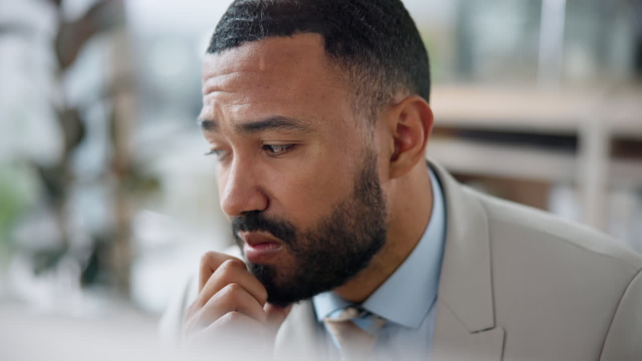 negocios, pensamiento y hombre con fatiga