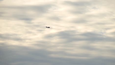 Avión-Se-Va-Volando-En-Cámara-Lenta