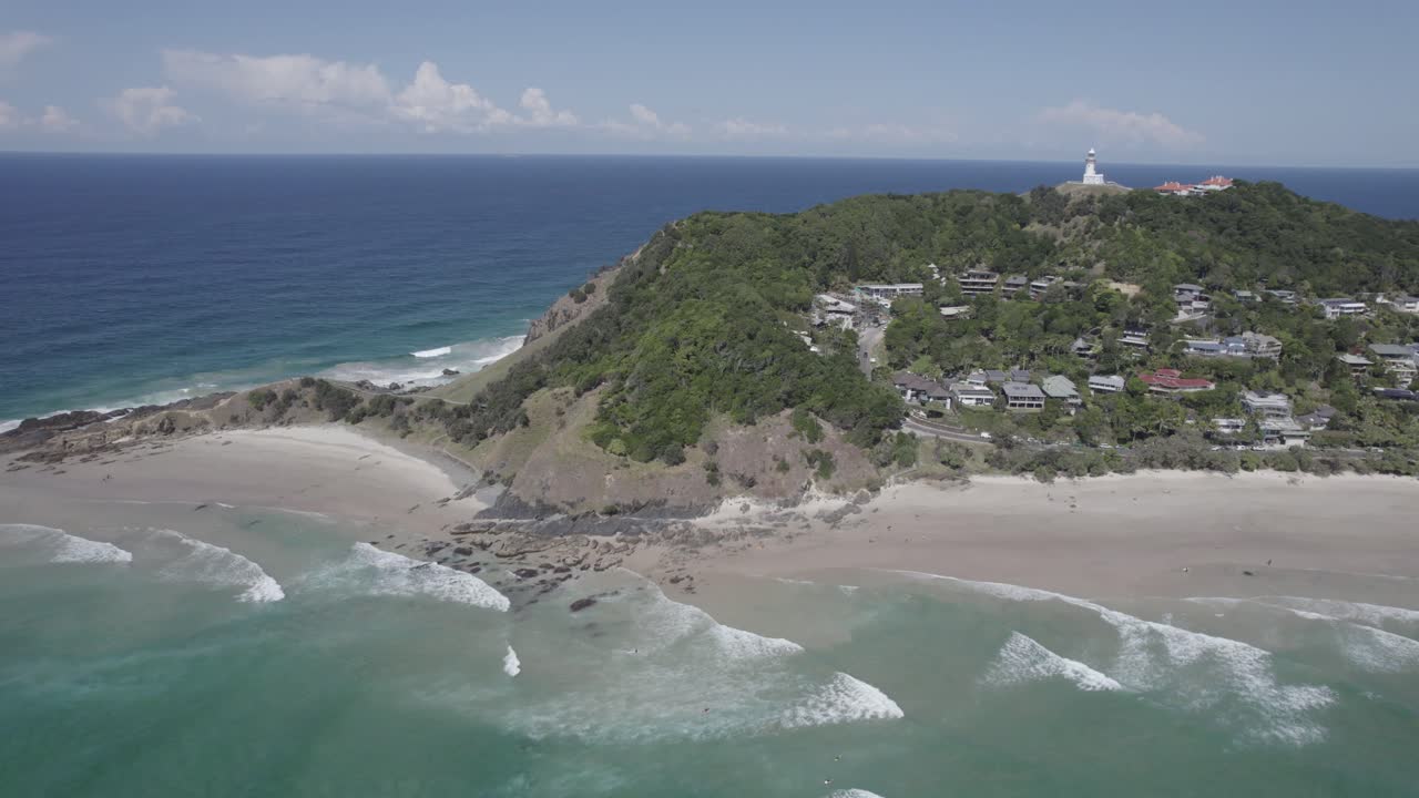 오스트레일리아 뉴사우스웨일즈 의 클라크스 비치 에 있는 거품 같은 바다 파도 - 공중 드론 촬영