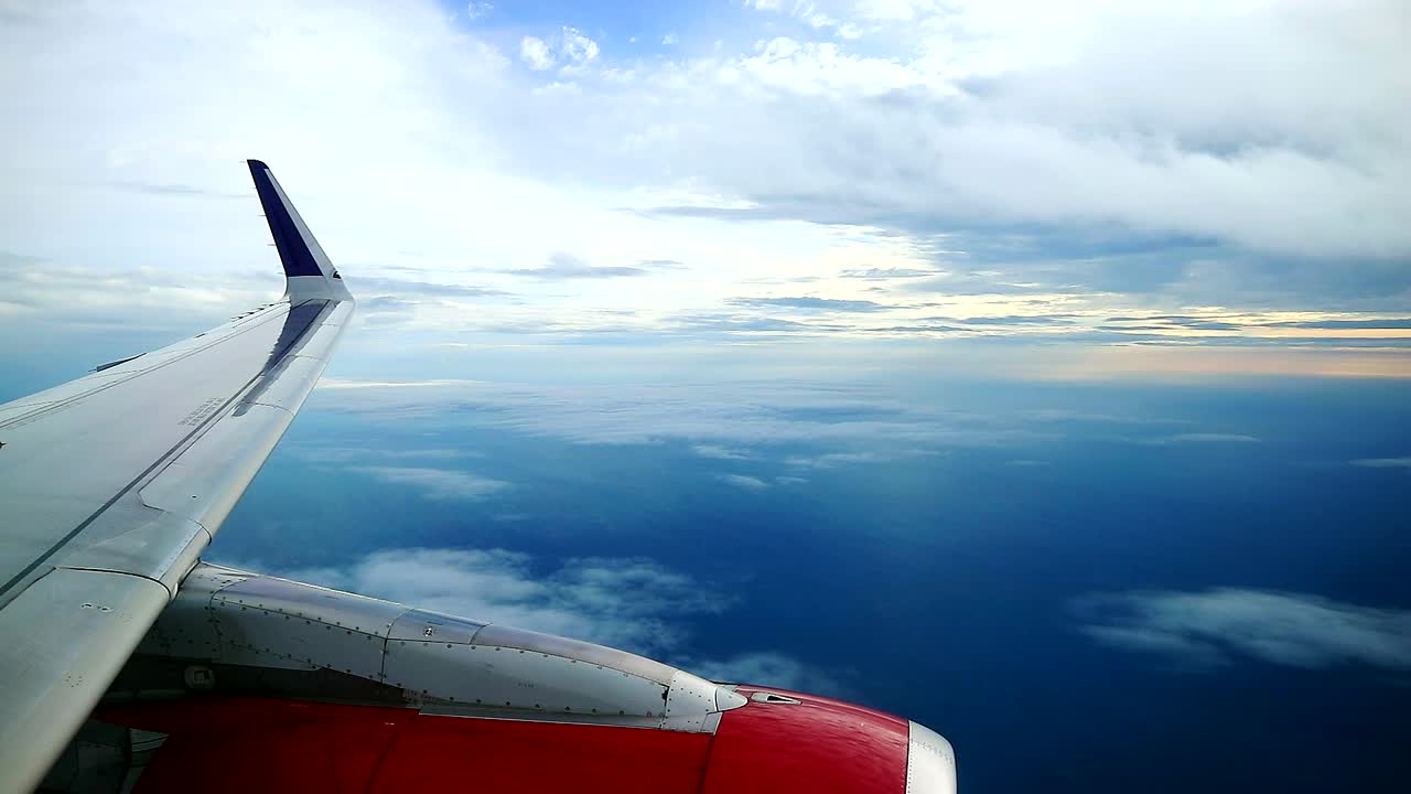hermosa vista del cielo azul de la mañana desde las ventanas de los aviones comerciales