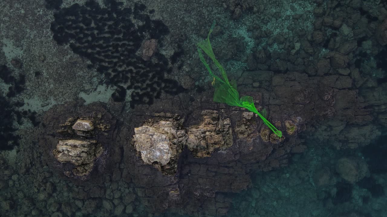 una red de pesca se deslizó y quedó atrapada en una roca