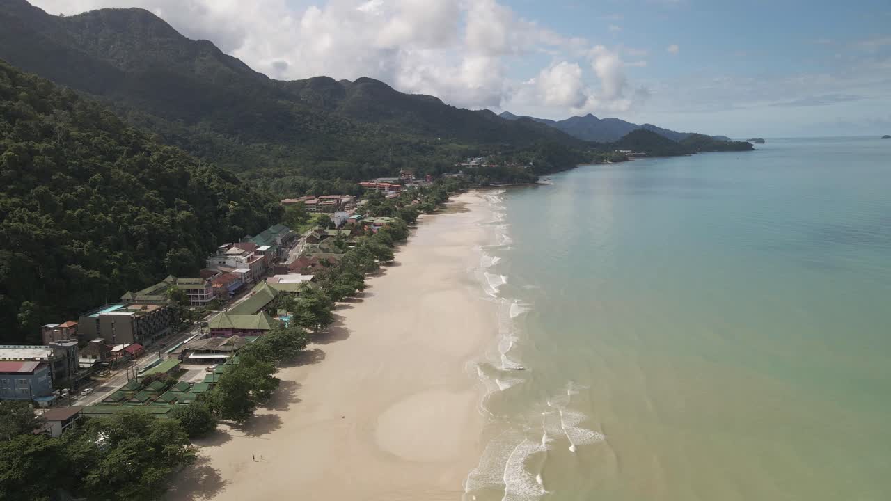 vista aérea de la isla tropical con playa selvática y aldea turística en koh chang.