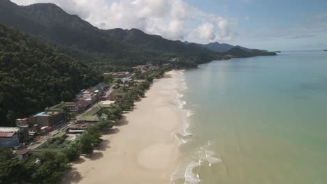 Luftaufnahme-Eines-Tropischen-Inseldorfes-Mit-Dschungelstrand-Und-Tourismusdorf-Auf-Koh-Chang