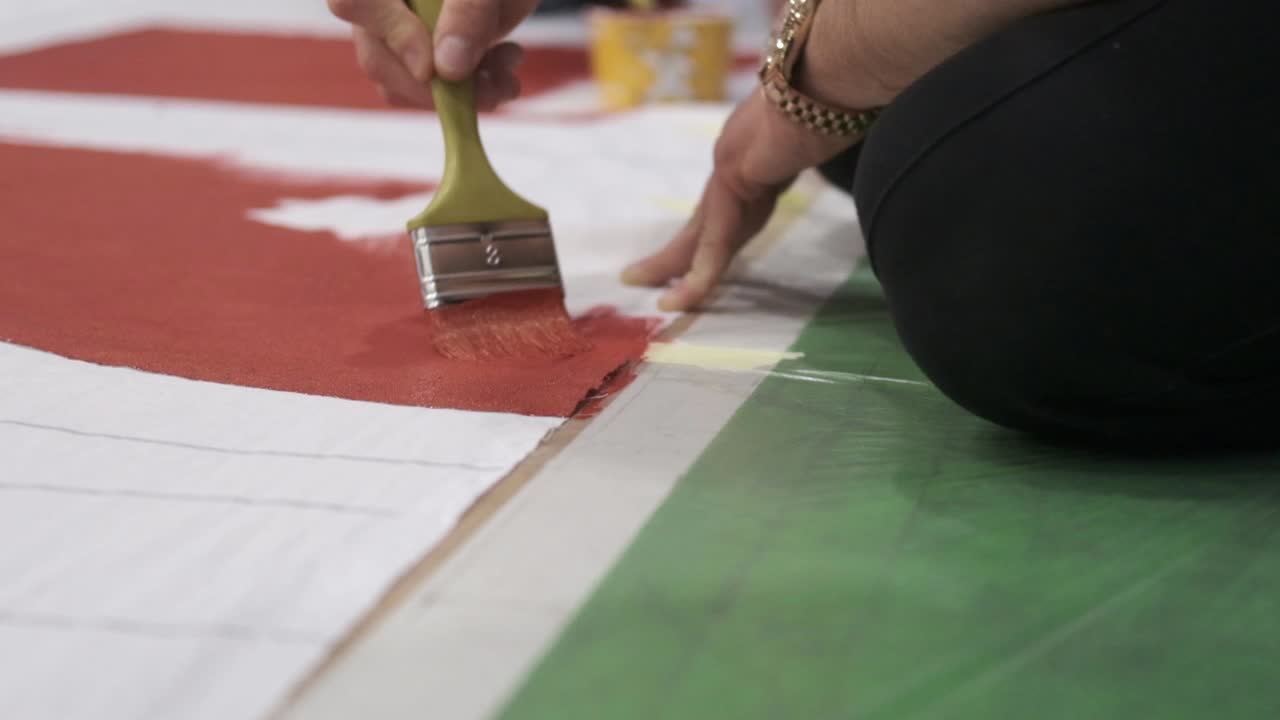 Pincel distribuindo a tinta vermelha