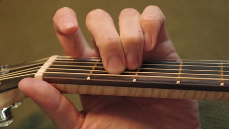 Dedos-En-Las-Cuerdas-De-La-Guitarra---Practicando-Guitarra-Acústica-Tocando-Progresiones-De-Acordes---Cerrar