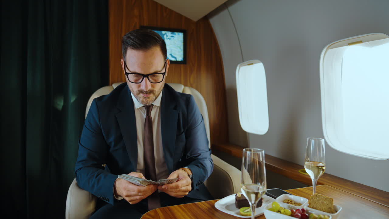 Uomo che conta soldi su un jet privato