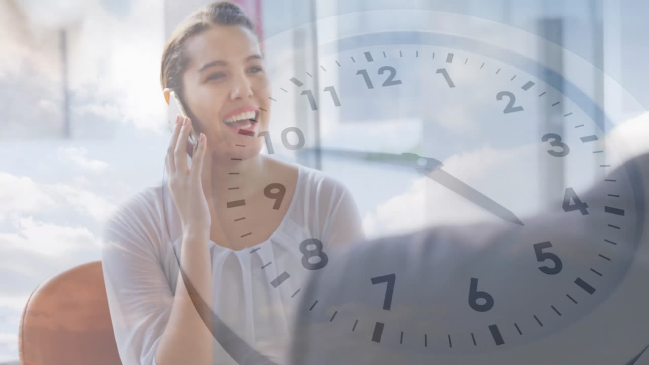 사무실에서 다양한 동료 위에 구름과 함께 움직이는 시계와 하늘의 애니메이션